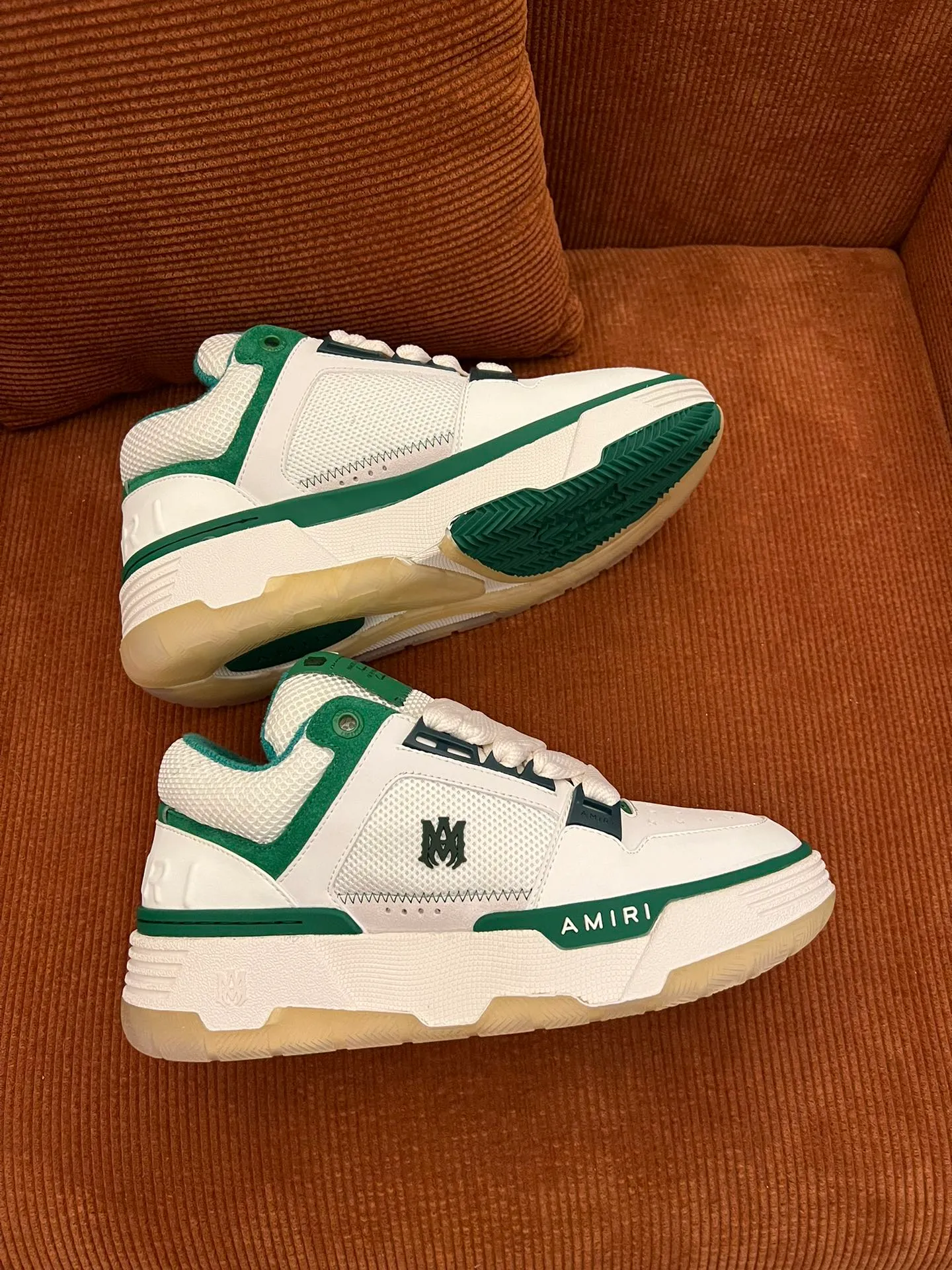 p620💰Men's shoes Amiri Emile's 2023 spring and summer new MA-1 bread shoes, couple models, casual sports shoes, sneakers Amiri gave up the rock punk style in the new season and used a large number of unsaturated colors, Morandi tones, whether you see or wear them, it will make people very happy. The large tongue of the bread shoes continues, shortens the length of the shoe body, thickens the midsole, and the toe part is more rounded. Amiri's brand letters and MA logo appear on the side of the shoe. Fabric: Original customized imported first-layer cowhide + mesh. Lining: Original customized breathable towel lining. Outsole. Foam combination material. Bottom thickness: 4CM. Size: Men's 39-45